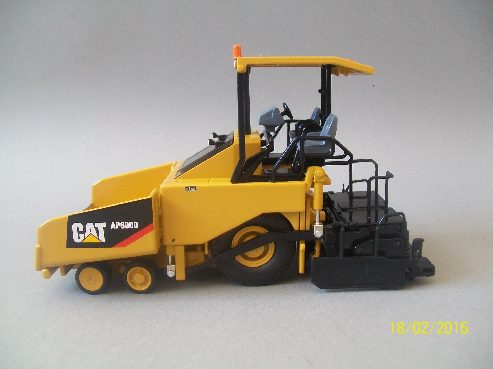 1/50 CAT AP600D KABİNLİ ASFALT FİNİŞERİ MAKETİ NORSCOT 55260