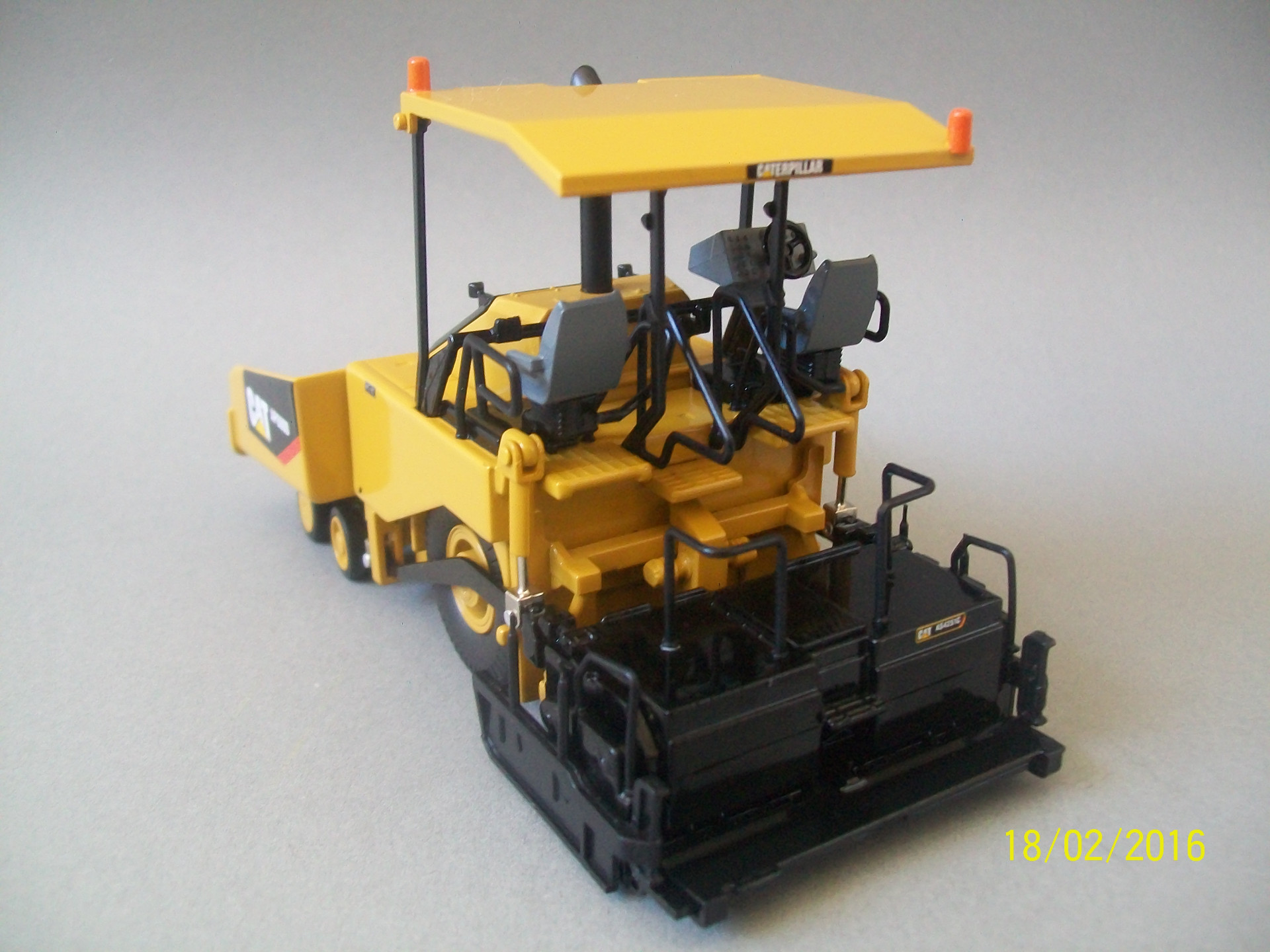 1/50 CAT AP600D KABİNLİ ASFALT FİNİŞERİ MAKETİ NORSCOT 55260