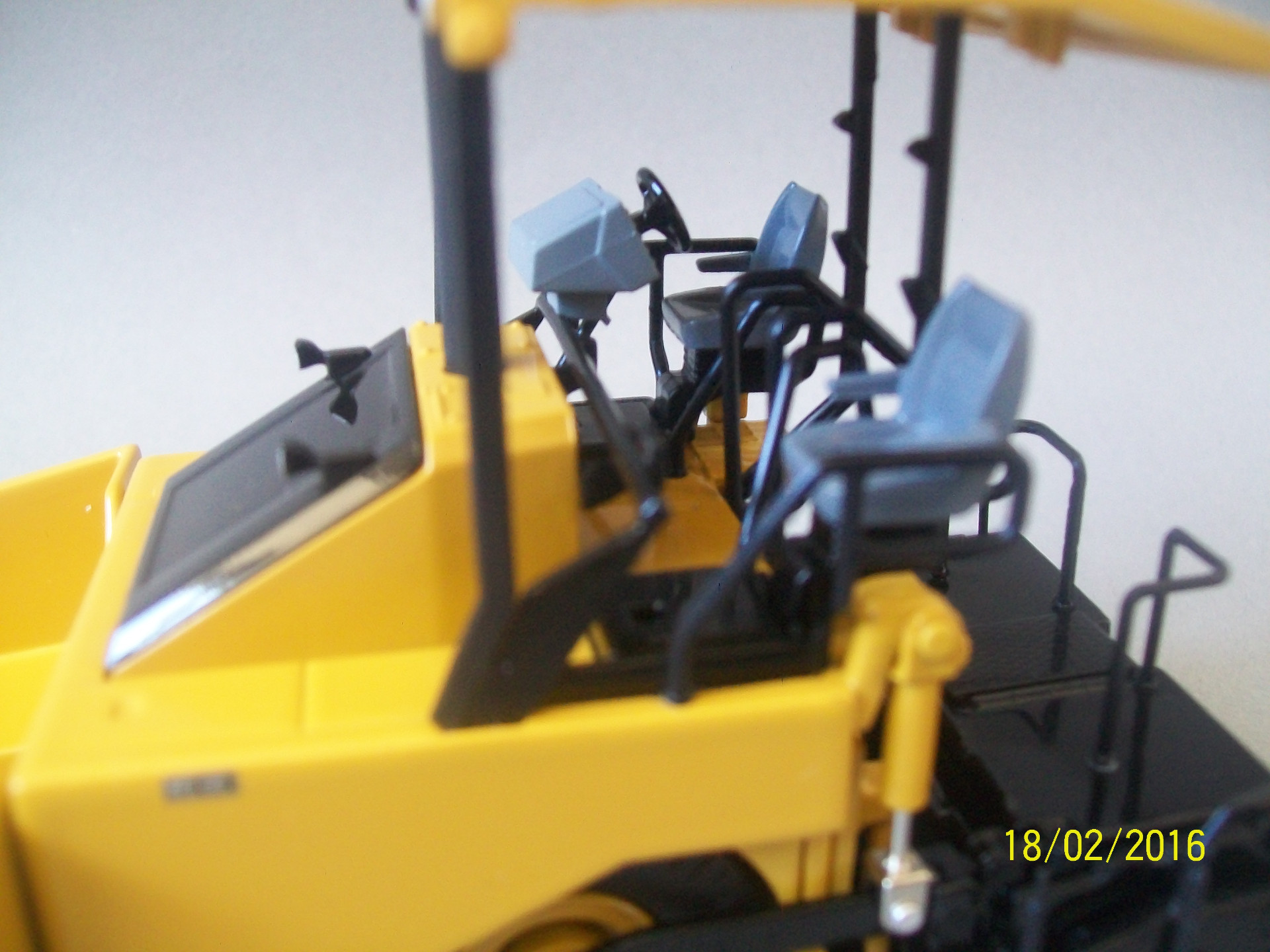 1/50 CAT AP600D KABİNLİ ASFALT FİNİŞERİ MAKETİ NORSCOT 55260