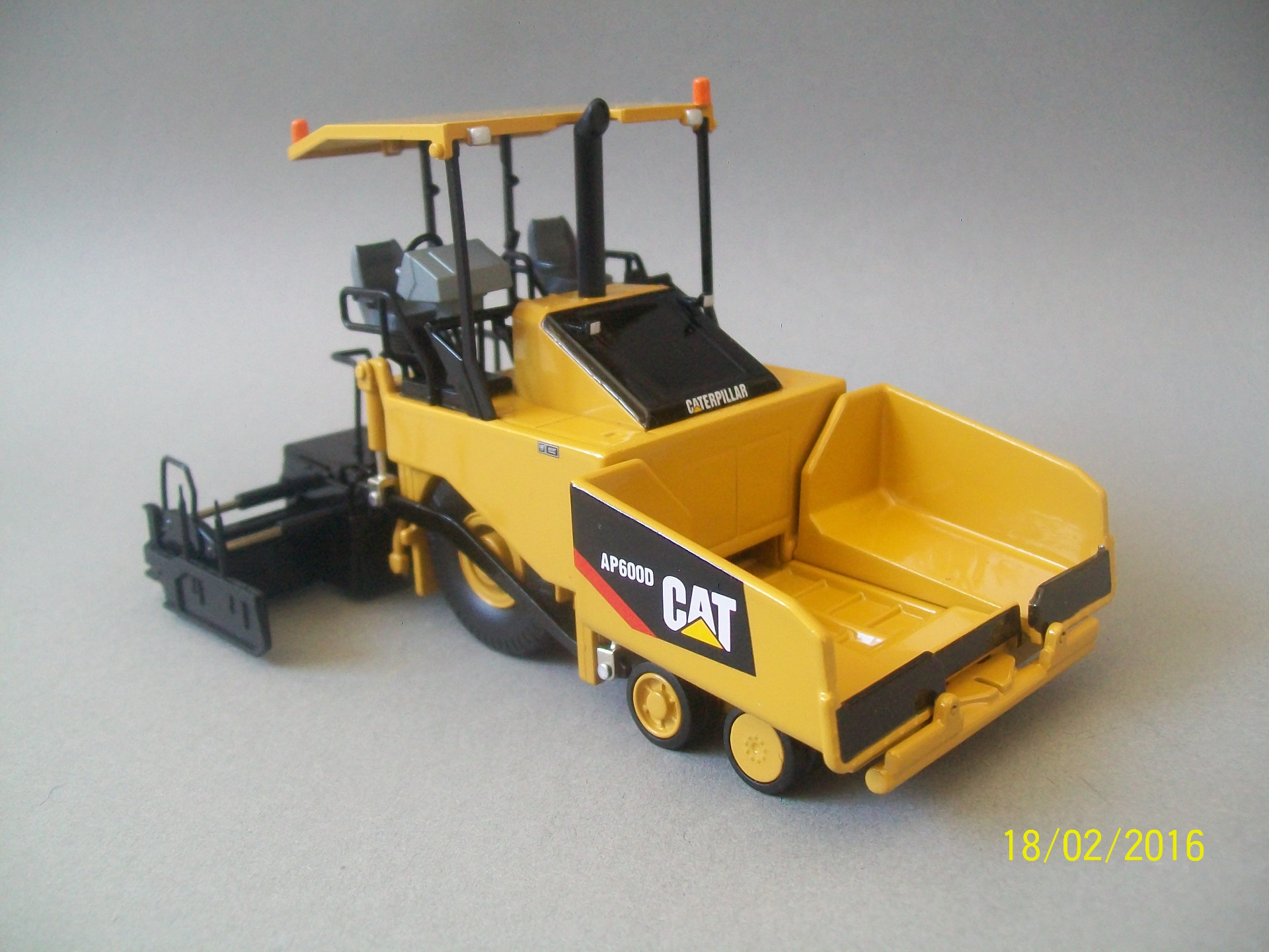 1/50 CAT AP600D KABİNLİ ASFALT FİNİŞERİ MAKETİ NORSCOT 55260